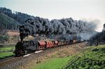 Mit dem gut ausgelasteten Dg 45445 kommt 95 0045 bei Hockeroda angeballert. Immerhin hatte sie schon 49 Einsatzjahre auf dem Buckel. (23.04.1973) <i>Foto: Robin Fell</i>