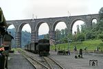 99 535 ist mit ihrem Zug aus Eppendorf im Bahnhof Hetzdorf (Flöhatal) eingetroffen. Hier begann die Schmalspurbahn durch das Lößnitztal über Eppendorf nach Großwaltersdorf (Sachs). Das Streckenstück von Eppendorf nach Großwaltersdorf war bereits am 1. August 1951 unter dem Vorwand der Gewinnung von Oberbaumaterial für den Berliner Außenring stillgelegt und abgebaut worden. Auf dem verbliebenen Abschnitt von Hetzdorf bis Eppendorf wurde noch bis zum 6. November 1967 Personenverkehr durchgeführt. Der Güterverkehr endete mit der Stilllegung der Strecke am 1. Januar 1968. In Hetzdorf gab es einen direkten Anschluss zur normalspurigen Bahnstrecke (Komotau –) Reitzenhain – Flöha (auf dem Bild rechts). Über allem trohnt das Hetzdorfer Viadukt an der Bahnstrecke Dresden - Chemnitz, das mit einer Höhe von 42 m übrigens die höchste einstöckige Brücke der Deutschen Reichsbahn war. (08.07.1967) <i>Foto: Robin Fell</i>