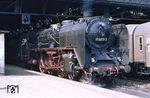 Während die DB ihre letzten dampfgeführten Schnellzüge im Mai 1975 in Rheine vom Gleis nahm, konnte man bei der Reichsbahn noch bis in die 1980er Jahre die schnellfahrende Dampftraktion in Saalfeld genießen. Auf der Strecke Dresden - Berlin war allerdings im September 1977 Feierabend. Kurz zuvor dem Dampfende bespannt die Dresdner 01 2207 einen Schnellzug nach Berlin in Dresden-Neustadt. (08.1977) <i>Foto: Peter Wagner</i>