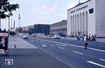 Das Hauptportal des Berliner Ostbahnhofs vor seinem Umbau. 1950 erfolgte die Umbenennung des Schlesischen Bahnhofs in Ostbahnhof, um den Bezug zu den ehemaligen deutschen Ostgebieten nach der Anerkennung der Oder-Neiße-Grenze seitens der DDR aufzugeben. 1987 wurde der Bahnhof grundlegend umgestaltet und in Berlin Hauptbahnhof umbenannt. Zum Fahrplanwechsel am 24. Mai 1998 wurde er erneut in Ostbahnhof zurückbenannt. (08.1977) <i>Foto: Peter Wagner</i>