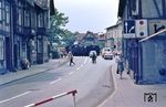 Ein etwas anderer Blick auf die Harzquerbahn mit einer Reko 99er, die gerade die Kreuzung an der Fernstraße 244 am Westerntor überquert. (08.1977) <i>Foto: Peter Wagner</i>
