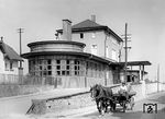 Pferdefuhrwerk am Bahnhof von Oestrich-Winkel an der rechten Rheinstrecke zwischen Eltville und Rüdesheim.  (1938) <i>Foto: Adam Raisch</i>