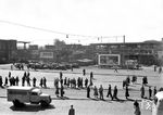 Und das blieb vom Essener Hauptbahnhof nach dem Krieg übrig. Durch die Bombardierungen im Zweiten Weltkrieg wurde das repräsentative Bahnhofsgebäude aus dem Jahr 1902 völlig zerstört. Der neue Bahnhofseingang wurde kurzerhand in das Nebengebäude (links) verlegt. Auch 6 Jahre nach dem Krieg vermittelt der Bahnhof einen völlig desolaten Zustand. Wenigstens ist schon die CocaCola-Reklame da... (1951) <i>Foto: Willi Marotz</i>