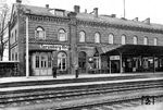 Spremberg liegt an der 1866/1867 gebauten Bahnstrecke Berlin–Görlitz. Spremberg hatte früher einmal fünf Bahnhöfe, den Staatsbahnhof Spremberg Ost (seit 1867), der 1926 zum Hauptbahnhof wurde (Foto), den Stadtbahnhof am Rossplatz, heute Puschkinplatz (1897–1932), den Westbahnhof an der Westbahnstraße/Cottbuser Straße, heute Berliner Straße (1907 – 1947), den Kohlebahnhof an der Heinrichsfelder Straße/Kochsdorfer Weg (bis 1956) und den Südbahnhof in der Bautzener Straße, heute Karl-Marx-Straße, Richtung Trattendorf. (1928) <i>Foto: RVM</i>