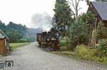 Nicht viel anders dürfte es in Oberschmiedeberg auch zur Eröffnung der Schmalspurbahn nach Jöhstadt im Jahre 1892 ausgesehen haben. Ohne die EDV-Nummer an 99 1561, wäre die Illusion fast perfekt. Hinten rechts ist das kleine Gebäude des Haltepunkts mit Gleisanschluss zu sehen. (20.08.1982) <i>Foto: Joachim Bügel</i>