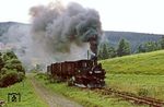 Hinter Schmalzgrube nimmt 99 1561 nochmals ordentlich Fahrt in Richtung Schlössel auf. (20.08.1982) <i>Foto: Joachim Bügel</i>