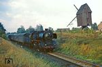 50 3681 fährt frühmorgens mit P 17323 an der Bockwindmühle von Arendsee in der Altmark vorbei, die schon bessere Tage gesehen hat. Die 1731 erbaute Mühle war noch bis 1953 in Betrieb. Durch eine Initiative mehrerer Arendseer Bürger wurde sie nach der Wende vor dem endgültigen Verfall gerettet und 1992 umfassend restauriert. (23.09.1982) <i>Foto: Wolfgang Bügel</i>