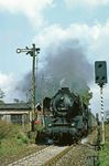 Kuhfelde war bereits zum Haltepunkt degradiert worden, sodass das alte Ausfahrsignal in Richtung Siedenlangenbeck bereits als ungültig durchkreuzt war.  (23.09.1982) <i>Foto: Wolfgang Bügel</i>