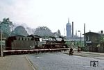 41 1132 überquert mit P 3222 den heute nicht mehr existenten Bahnübergang an der Dessauer Straße beim Abzweig Hafen in Wittenberg. Im Hintergrund schaut der Turm der bekannten Schlosskirche über die Szene. (24.09.1982) <i>Foto: Wolfgang Bügel</i>