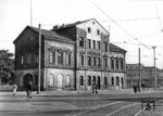 Der Nürnberger Ludwigsbahnhof stand ehemals am Plärrer, war der Ausgangspunkt der ersten deutschen Eisenbahn und somit der erste Bahnhof Deutschlands überhaupt. Das Ursprungsgebäude am Plärrer wurde 1872 durch einen größeren Neubau ersetzt (Foto), obwohl man bereits 1846/47 den viel größeren Staatsbahnhof vor dem Frauentor eröffnet hatte. 1951 wurde das Gebäude wegen eines Straßenneubaus abgerissen. (1950) <i>Foto: Burger</i>