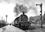 78 009, die dienstälteste Reichsbahn-T 18 (Vulcan, Baujahr 1912), mit neuen Umbaudreiachsern im Bahnhof Berlin-Karlshorst. Seit dem Mauerbau 1961 musste die Seddiner Lok den Umweg über den Außenring nehmen, damit das Westberliner Gebiet umfahren werden konnte. Die Fähnchen vermeintlich politischer Begeisterung an der Rauchkammer sind schon rußgeschwärzt. Der "Blitzpfeil" erinnert an ihre Einsatzzeit in Probstzella, wo sie schon Mitte der 1950er Jahre unter Fahrdraht unterwegs war.  (06.1962) <i>Foto: ZBDR</i>