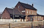 Der Bahnhof Pulheim an der Bahnstrecke Rheydt – Köln-Ehrenfeld, die am 01. April 1899 in Betrieb ging. Das zweigeschossige Bahnhofsgebäude entspricht dem Preußischen Einheitstyp, wie er bei vielen Bahnhöfen Verwendung fand, so beispielsweise im benachbarten Bahnhof Stommeln, allerdings wurde hier der Güterschuppen unmittelbar angebaut. Während im Untergeschoss die Räume des Fahrdienstleiters und ein Fahrkartenverkauf untergebracht waren, befand sich im Obergeschoss eine Dienstwohnung. Heute wird das 1992 unter Denkmalschutz gestellte Gebäude als Wohnhaus und Kiosk genutzt. (03.04.1985) <i>Foto: Peter Schiffer</i>