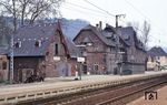Der Bahnhof Ehrang wurde maßgeblich in seiner Funktion als Rangierbahnhof mit dem zugehörigen Dampflok-Bw bekannt. Das schöne Bahnhofsensemble von 1870 mit seinen Rotsandsteinfassaden blieb eher unbeachtet. Der Entwurf zur Planung des Gebäudes in Ehrang stammt von dem berühmten Baumeister Julius Carl Raschdorff, der u. a. auch die Bahnhöfe Kyllburg und Speicher entworfen hat. (22.04.1985) <i>Foto: Peter Schiffer</i>