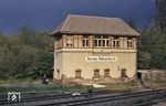 Dunkle Wolken sind über das mechanische Wärterstellwerk "Do" in Dornap-Hahnenfurth gezogen. 1998 wurde es außer Betrieb genommen, blieb aber erhalten. (15.05.1985) <i>Foto: Peter Schiffer</i>