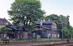 Der Bahnhof Wuppertal-Varresbeck gehörte zu den älteren Stationen der Wuppertaler Nordbahn und trug bis zur Verstaatlichung den Bahn den Namen "Sonnborn Rheinisch". 1890 wurde er in „Elberfeld-Varresbeck“ umbenannt, seit der Gründung der Stadt Wuppertal im Jahr 1929 kam der Stadtname hinzu. Das alte Bahnhofsensemble mit der schieferverkleideten Fachwerkkonstruktion des Empfangsgebäudes blieb fast vollständig erhalten und wurde 1992 unter Denkmalschutz gestellt. Seit Januar 2010 befindet sich das Bauwerk in Privateigentum und wurde umfangreich restauratiert. (15.05.1985) <i>Foto: Peter Schiffer</i>