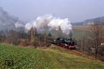 Plandampf im Erzgebirge: Der sächsische „Rollwagen“ 38 205 unterwegs auf der CAA (Chemnitz-Aue-Adorfer Eisenbahn) von Aue nach Chemnitz bei Dittersdorf. Offenbar im Überschwang einer abendlichen Feierlaune waren die Veranstalter auf die Idee gekommen, die Lok als „38 5205-0“ zu bezeichnen – nicht gerade zum Wohlgefallen der Fotografen. (04.04.1993) <i>Foto: Ludger Kenning</i>