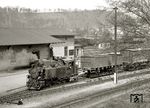 Im Schmalspurteil des Bahnhofs Nossen stellt die 99 653 einen Zug nach Siebenlehn zusammen, während im Hintergrund eine G 12 rangiert. Die ehemalige sächsische VI K 222 war 1965 im Raw Görlitz umfassend „rekonstruiert“ worden. Erst am 1. April 1973 wurde sie z-gestellt und am 4. September 1974 ausgemustert. (05.1970) <i>Foto: Hans-Joachim Simon (Archiv Ludger Kenning)</i>