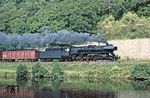 Recht lässig "steuert" der Lokführer von 41 1180 seine Lok durch Uhlstädt. (25.09.1982) <i>Foto: Wolfgang Bügel</i>