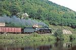 41 1180 wurde am 05.05.1939 beim Bw Breslau-Mochbern in Dienst gestellt, war bis 1987 beim Bw Saalfeld im Einsatz und entschwindet hier mit Ng 66474 in Uhlstädt saaleabwärts. Mit einer Länge von 413 Kilometern ist die Saale übrigens nach der Moldau der zweitlängste Nebenfluss der Elbe.  (25.09.1982) <i>Foto: Wolfgang Bügel</i>