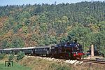 38 205 mit Sonderzug P 24505 des Reisebüros der DDR kurz vor Berga (Elster) zwischen Wünschendorf und Greiz. (26.09.1982) <i>Foto: Wolfgang Bügel</i>