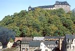 Nachdem der planmäßige Reisezug eingetroffen war, setzte 38 205 nochmals zu einer "Scheineinfahrt" bis zum Schloßbergtunnel zurück. Die Burganlage von Greiz wurde bereits im Jahr 1225 erstmals erwähnt, die Eisenbahn kam erst 650 Jahre später ins Elstertal. (26.09.1982) <i>Foto: Wolfgang Bügel</i>