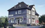 Am 15. Januar 1902 wurde der Bahnhof Ohl-Rönsahl an der Bahnstrecke Marienheide - Wipperfürth feierlich eröffnet. Während Wipperfürth bereits seit 1877 einen Bahnanschluss Richtung Remscheid hatte und Marienheide seit 1892 Richtung Meinerzhagen angeschlossen war, dauerte es dann noch 10 Jahre bis das fehlende Verbindungsstück fertig war. 1985 wurde dann dieser Abschnitt wieder stillgelegt, heute kann man über die alte Trasse mit dem Fahrrad fahren. (17.05.1985) <i>Foto: Peter Schiffer</i>