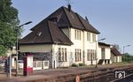 Das Empfangsgebäude von Großbüllesheim an der Eifelstrecke nahe Euskirchen. (18.05.1985) <i>Foto: Peter Schiffer</i>