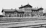 Der Bahnhof Eilsleben an der Bahnstrecke Braunschweig – Magdeburg. Gleichzeitig zweigte hier die Strecke nach Blumenberg ab, die seit 2002 nicht mehr bedient wird. Der Streckenteil Eilsleben – Schöningen zwischen den heutigen Ländern Sachsen-Anhalt und Niedersachsen verband die Orte Eilsleben und Völpke auf sachsen-anhaltischer sowie Offleben und Schöningen auf niedersächsischer Seite miteinander. Durch die deutsche Teilung unterbrochen, wurden die Restabschnitte noch einige Zeit als Nebenbahnen bedient. (1900) <i>Foto: Slg. Dr. Rainer Riedel</i>
