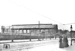 Bau des neuen Bahnhofs Hamburg-Sternschanze an der Schanzenstraße. Die Damen waren wohl für die Langzeitbelichtung des Fotografen zu schnell. (1902) <i>Foto: RVM-Archiv (Lachmund)</i>