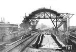 Bau der gewölbten Stahlträgerhalle des Bahnhofs Hamburg-Sternschanze, die nach den Entwürfen des Oberbaurats Caesar, des Regierungsbaurats Schwartz und des Eisenbahn-Bauinspektors Ernst Moeller der Königlichen Eisenbahndirektion Altona entstand.  (1902) <i>Foto: RVM-Archiv (Lachmund)</i>