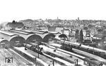 Der Hauptbahnhof von München-Gladbach im Jahr 1929. Vorne steht eine P 8 mit einem Personenzug in Richtung Neuß, während daneben eine G 8² durch den Bahnhof fährt. Die Stadt änderte am 4. Mai 1951 ihren Namen in Mönchen-Gladbach. Die Schreibweise wurde aber erst im Mai 1963 in Mönchengladbach geändert. Bis dahin galt für den Bahnhof die bahnamtliche Bezeichnung "M Gladbach Hbf", die an den langen Schildern über den Bahnsteigen unschwer zu erkennen ist. (1929) <i>Foto: Slg. Johannes Glöckner</i>