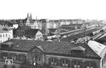 Der vom Architekten Friedrich Eisenlohr entworfene Bahnhof bestand aus mehreren „schlicht gestalteten Gebäuden klassizistischer Prägung“ mit einem „Hauch Romantik durch ornamentale Elemente“. Auf der Seite zur Stadt befand sich das „Hauptdienstgebäude“ aus Neckarsandstein, dessen rote Farbe im Kontrast zu dem mit Schiefer gedeckten Dach stand. Die zweischiffige Bahnsteighalle überdeckte vier Gleise; mit 75 Metern Länge und gut 28 Metern Breite war sie für damalige Verhältnisse vergleichsweise groß. (04.1953) <i>Foto: Slg. Johannes Glöckner</i>
