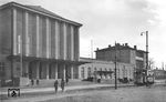 Das erste Gebäude in Linz/Donau entstand 1858 im romantischen Stil auf dem Gelände des ehemaligen Gesselböckhofes. Geplante Umbauten bis 1920 wurden nie verwirklicht, erst ab 1931 wurde von Architekt Anton Wilhelm eine Erweiterung begonnen. Ein Umbau in Stahlbeton-Skelettbauweise wurde 1936 fertiggestellt; damals erhielt der Bahnhof eine hohe Halle mit länglichen Fenstern (Foto). Bereits 1938 folgten Planungen für einen neuen Standort im Zuge der Umbauten zur "Führerstadt", die nie verwirklicht wurden. Damals war ein neuer Bahnhof südlich des Bulgariplatzes in etwa auf dem Areal des heutigen Wagner-Jauregg Spitals geplant. Nach Zerstörungen im Zweiten Weltkrieg wurde 2004 der Nachkriegsbau durch ein Gebäude mit von gebündelten Stahlstreben getragenem Dach errichtet. (03.11.1938) <i>Foto: RVM</i>