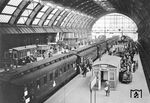 Blick in den 1882 eröffneten Bahnhof Berlin Alexanderplatz. Zwischen 1925 und 1926 wurde die Bahnsteighalle wegen Baufälligkeit erneuert. Am 23. November 1943 erlitt der Bahnhof nach Bombentreffern schwere Schäden, die Sanierung dauerte bis ins Jahr 1951. Das Bild zeigt den Zustand des Bahnhofs zwischen 1926 und 1943 im dem eingefahrenen D 14 nach Köln.  (1930) <i>Foto: RVM</i>