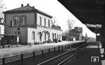 Als Ersatz für eine seit 1850 verkehrende Pferdeomnibuslinie wurde nach mehreren gescheiterten Versuchen 1860 die Homburger Bahn eröffnet, die von Frankfurt ins namensgebende Bad Homburg führte. An dieser Strecke erhielt Rödelheim einen Bahnhof. 1901 wurde die Homburger Bahn um die Strecke Friedberg–Friedrichsdorf erweitert. Mit der Eingemeindung nach Frankfurt änderte auch der Bahnhof seinen Namen zu Frankfurt-Rödelheim. Ab Sommer 1954 gab es auf den Strecken nach Kronberg und Bad Homburg einen dichten Taktfahrplan mit einer Taktfolge von 30 min. Heute verkehren hier die S-Bahnlinien 3, 4 und 5 sowie die Taunusbahn. (03.1962) <i>Foto: Winfried Gronwald</i>