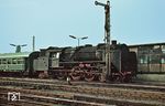 62 010 während ihrer letzten Einsätze im Bahnhof Erkner. Seit 1968 war das Bw Frankfurt (Oder) letzter Zufluchtsort aller 62er, nachdem sie überall von der Diesellok V 180 verdrängt waren. Am 23.06.1969 wurde 62 010 auf "warten L3" abgestellt. Die Umzeichnung in 62 1010-8 ab 1. Juni 1970 fand daher nur noch auf dem Papier (buchmäßig) statt. Am 30. September 1971 genehmigte die HvM die Ausmusterung und Zerlegung mit Ausmusterungsprotokoll (Verf-Nr.) 157/71.  (1969) <i>Foto: Joachim Claus</i>