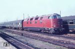 V 180 007 (Indienststellung am 22.04.1963 beim Bw Berlin-Karlshorst) mit einem Schnellzug in der Abstellgruppe von Berlin-Lichtenberg. (1969) <i>Foto: Joachim Claus</i>