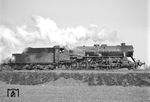 52 5960 (BMAG, Baujahr 1943) vor einem Güterzug bei Leipzig. Eine Besonderheit dürfte die Ausstattung mit dem 2'2'T26-Tender in der Sonderausführung für geschlossenes Führerhaus sein, sehr viele 52er dürften damit nicht gekuppelt gewesen sein. (03.1957) <i>Foto: Joachim Claus</i>