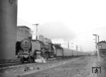 01 2120 rauscht mit einem Schnellzug durch Dresden Mitte. (06.1976) <i>Foto: Joachim Claus</i>