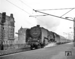 01 2114 (Bw Berlin-Ostbahnhof) fährt mit einem Schnellzug durch Dresden Mitte. (06.1976) <i>Foto: Joachim Claus</i>