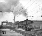 50 1945 (Deutsche Waffen- und Munitionsfabrik, Werk Posen, Inbetriebnahme am 12.11.1941 in der RBD Königsberg) fährt mit einem Güterzug durch den Bahnhof Dresden-Mitte. (06.1976) <i>Foto: Joachim Claus</i>