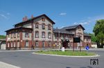 Erst 1874 bekam der am 28. Juni 1855 eröffnete Bahnhof Freital-Hainsberg an der Strecke Dresden - Werdau sein erstes Empfangsgebäude. Bedeutender war damals der Bahnhof (Freital-)Potschappel, der Gleisanschlüsse zu den in Freital vorhandenen Kohlegruben hatte. Erst die Eröffnung der Weißeritztalbahn 1883 brachte eine Erweiterung des Bahnhofs Hainsberg mit sich, die dann sieben Normalspur- und vier Schmalspurgleise umfasste. Das alte Empfangsgebäude wurde 1904 durch dieses neue Gebäude an der Südseite des Bahnhofes ersetzt. Heute ist der Bahnhof Station für Züge der S-Bahnlinie 3 (Dresden - Freiberg) sowie der Betriebsmittelpunkt der schmalspurigen Weißeritztalbahn. (10.05.2016) <i>Foto: Andreas Höfig</i>
