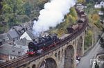 Im Rahmen einer Plandampfveranstaltung verkehrte 95 1016 mit einem Leergüterzug zwischen Probstzella und Sonneberg auf dem Stadtviadukt in Gräfenthal, das während der DDR-Zeit unerreichbar im Sperrgebiet lag.  (09.10.1992) <i>Foto: Wolfgang Bügel</i>