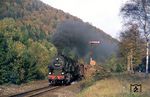 95 0024 vor Dg 56124 auf dem ehemaligen zweigleisigen Streckenabschnitt Saalfeld - Probstzella bei Hockeroda.  (13.10.1977) <i>Foto: Wolfgang Bügel</i>