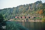 099 727 (ex DR 99 1747) mit einem Rollwagen-Güterzug an der Talsperre Malter.  (11.1994) <i>Foto: Will A. Reed</i>