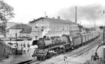 22 023 (ex 39 182 vom Bw Reichenbach) fährt mit D 145 (München - Dresden) durch den Bahnhof Feilitzsch, unmittelbar vor der damals innerdeutschen Grenze. Beachtung verdient auch der Postwagen mit zwei zurückgesetzten Ladetüren, während ein weiteres Türpaar wie bisher in der Außenwand eingepasst sind. Weiterhin fällt auf, dass ein B4üm-Wagen zwischen dem Post- und Gepäckwagen eingereiht wurde - möglicherweise eine Leerwagenüberführung. (10.08.1960) <i>Foto: Günter Scheingraber</i>