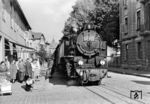99 322 in der bekannten Ortsdurchfahrt in der Goethestraße von Bad Doberan. (1967) <i>Foto: Birger Wilcke (Sammlung Ludger Kenning)</i>
