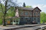 Der Bahnhof Mägdesprung auf der Selketalbahn steht heute unter Denkmalschutz. Das zweigeschossige Bahnhofsgebäude wurde im Jahr 1895 gebaut. Neben dem Schalterraum wurde im Haus auch eine Wohnung für den Bahnhofsvorsteher sowie eine Bahnhofsgastronomie eingerichtet. Das Erdgeschoss wurde massiv als Werksteinbau errichtet, während das obere Stockwerk in Fachwerkbauweise erstellt wurde. Der Bau passt sich so in die traditionellen örtlichen Bauformen ein. Der Grundriss des Hauses weist spätklassizistische Züge auf. (13.05.2016) <i>Foto: Andreas Höfig</i>
