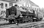 Die 1923 bei Borsig gebaute 39 038 verblieb nach 1945 zunächst in Polen (PKP Lok Pt1-1). Am 6. September 1955 wurde sie an die DDR-Reichsbahn zurückgegeben und 1959 in 22 041 umgebaut. Während ihrer kurzen Einsatzzeit beim Bw Saalfeld (Saale) als 39 038 fotografierte der Leipziger Bildreporter Gerhard Illner die Maschine vor dem markanten Verwaltungsgebäude im Bw Leipzig Hbf West. (1958) <i>Foto: Gerhard Illner</i>