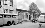 Blick auf den Bahnhofsvorplatz von Rahden (Ostwestfalen) mit dem damals noch obligatorischen Postbus (mit Gepäckanhänger), der die Verbindungen ins Ländliche sicherstellte.  (04.07.1952) <i>Foto: Quebe</i>